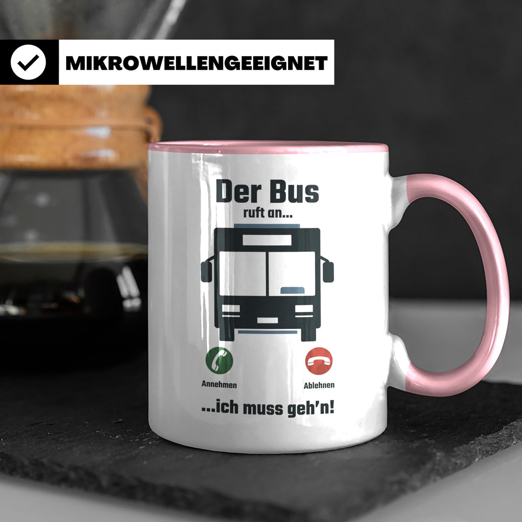 Busfahrer Tasse mit Spruch Der Bus ruft an | Lustiges Gesche – Rosa [farbe:rosa]