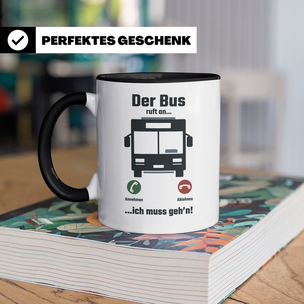 Busfahrer Tasse mit Spruch Der Bus ruft an | Lustiges Gesche – Schwarz [farbe:schwarz]
