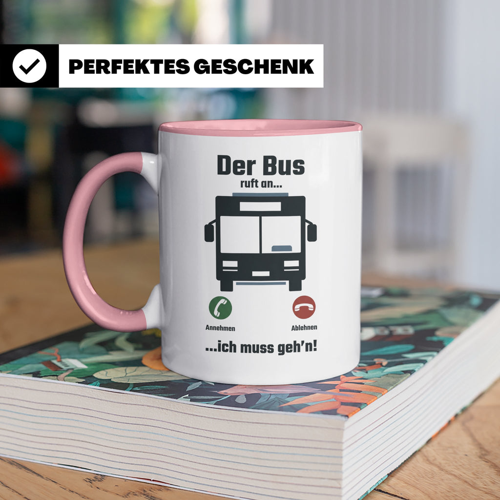 Busfahrer Tasse mit Spruch Der Bus ruft an | Lustiges Gesche – Rosa [farbe:rosa]