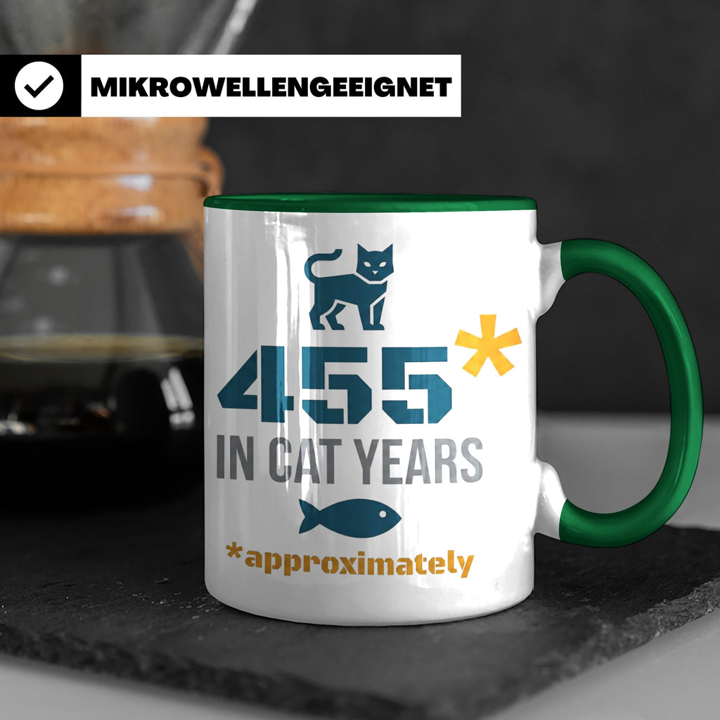 65. Geburtstag Tasse in Katzenjahren, lustiges Geschenk für  – Grün [farbe:grün]