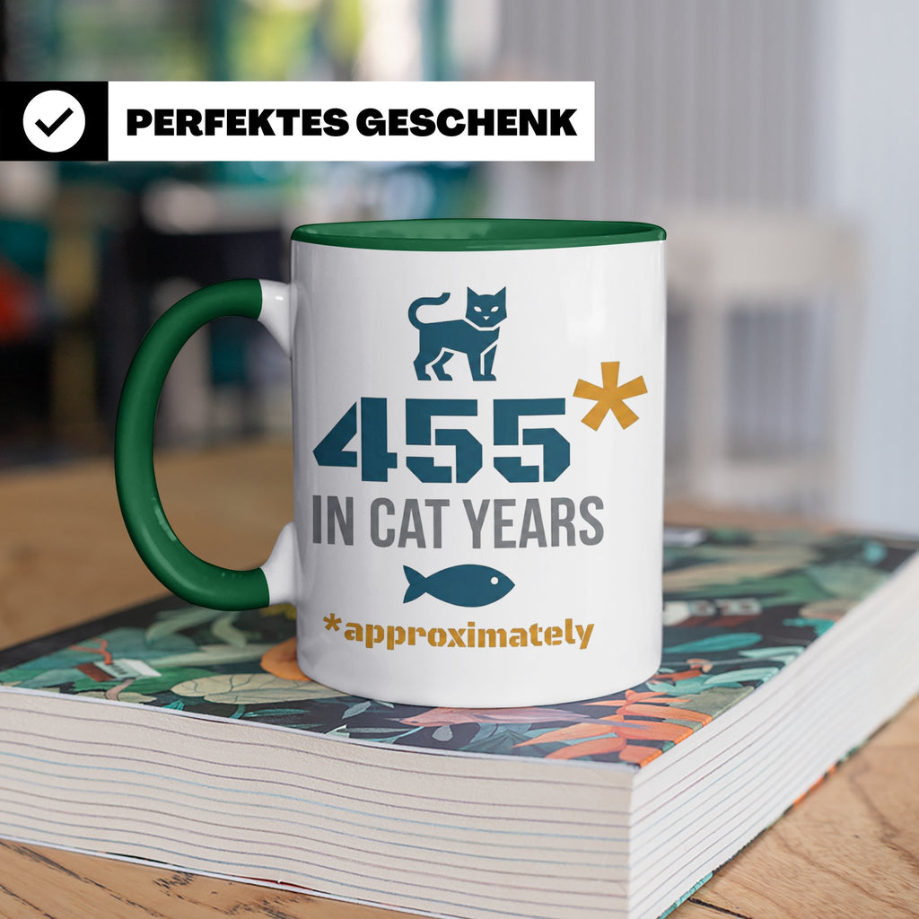 65. Geburtstag Tasse in Katzenjahren, lustiges Geschenk für  – Grün [farbe:grün]