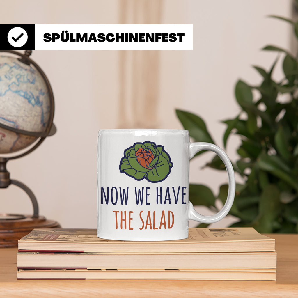 Denglish Tasse Now We Have The Salad, Spruch Da haben wir de – Weiß [farbe:weiß]