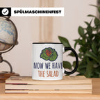 Denglish Tasse Now We Have The Salad, Spruch Da haben wir de – Schwarz [farbe:schwarz]
