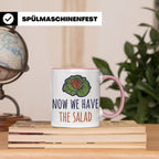 Denglish Tasse Now We Have The Salad, Spruch Da haben wir de – Rosa [farbe:rosa]