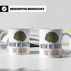Denglish Tasse Now We Have The Salad, Spruch Da haben wir de – Weiß [farbe:weiß]