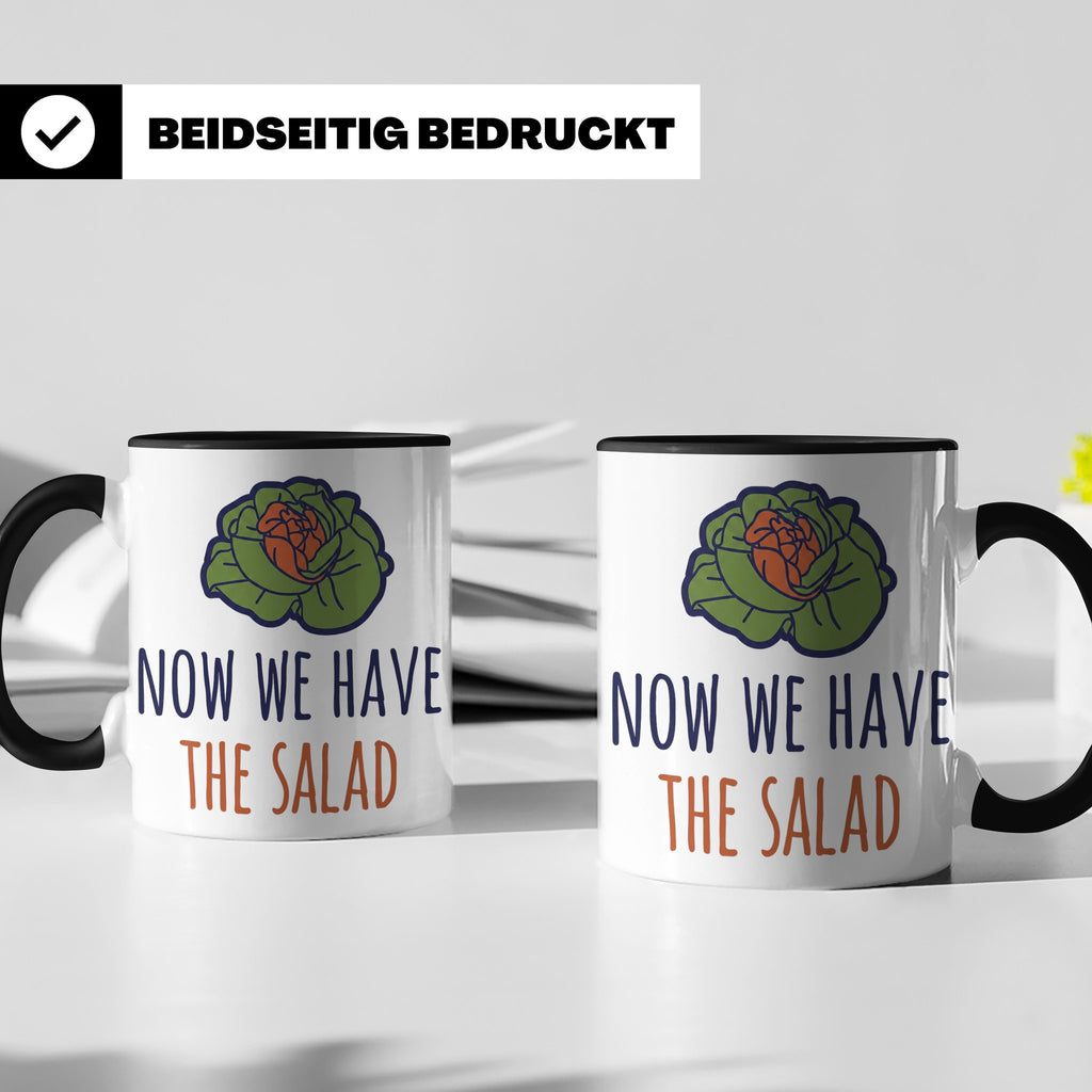 Denglish Tasse Now We Have The Salad, Spruch Da haben wir de – Schwarz [farbe:schwarz]