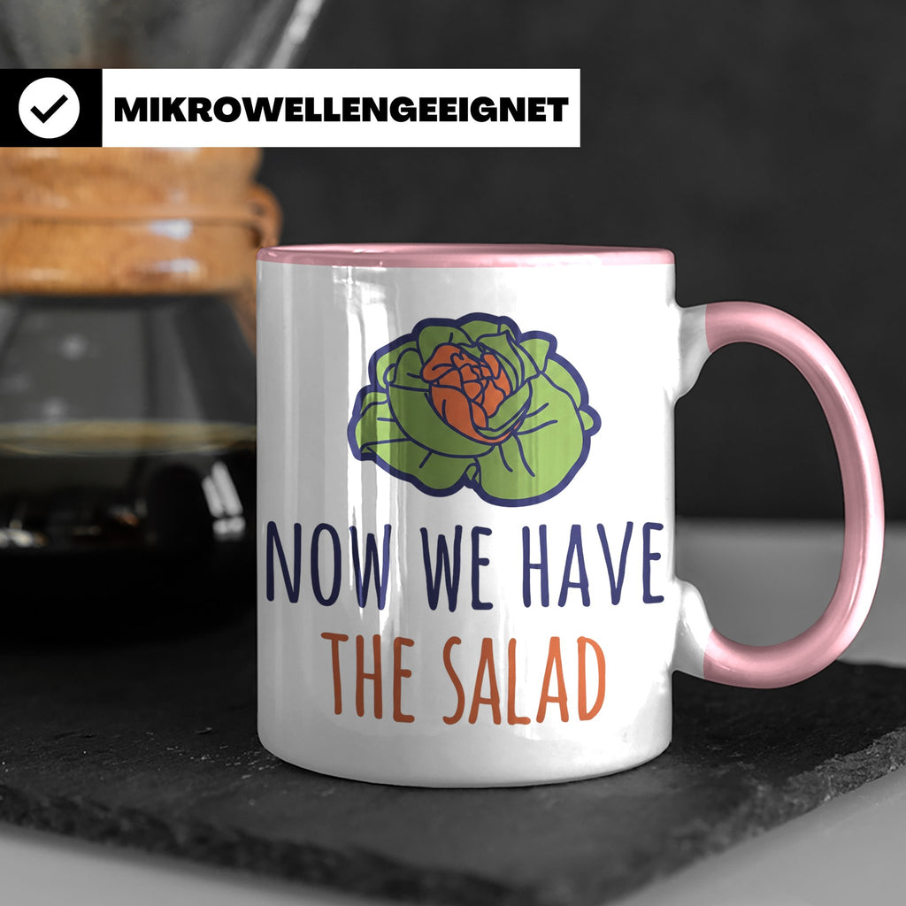 Denglish Tasse Now We Have The Salad, Spruch Da haben wir de – Rosa [farbe:rosa]