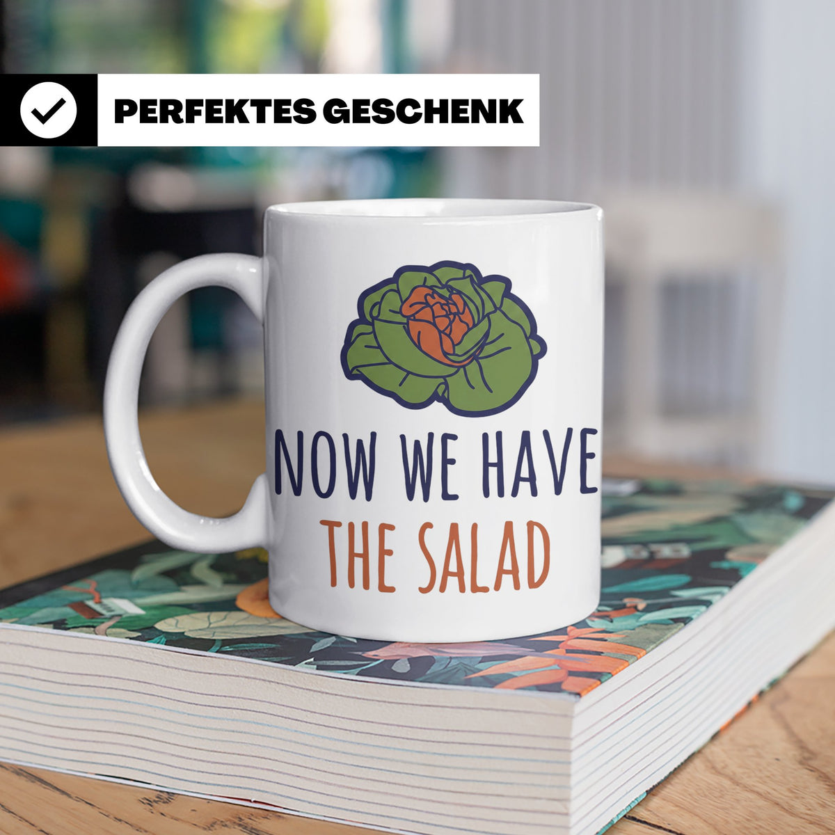 Denglish Tasse Now We Have The Salad, Spruch Da haben wir de – Weiß [farbe:weiß]