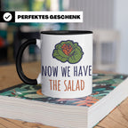 Denglish Tasse Now We Have The Salad, Spruch Da haben wir de – Schwarz [farbe:schwarz]