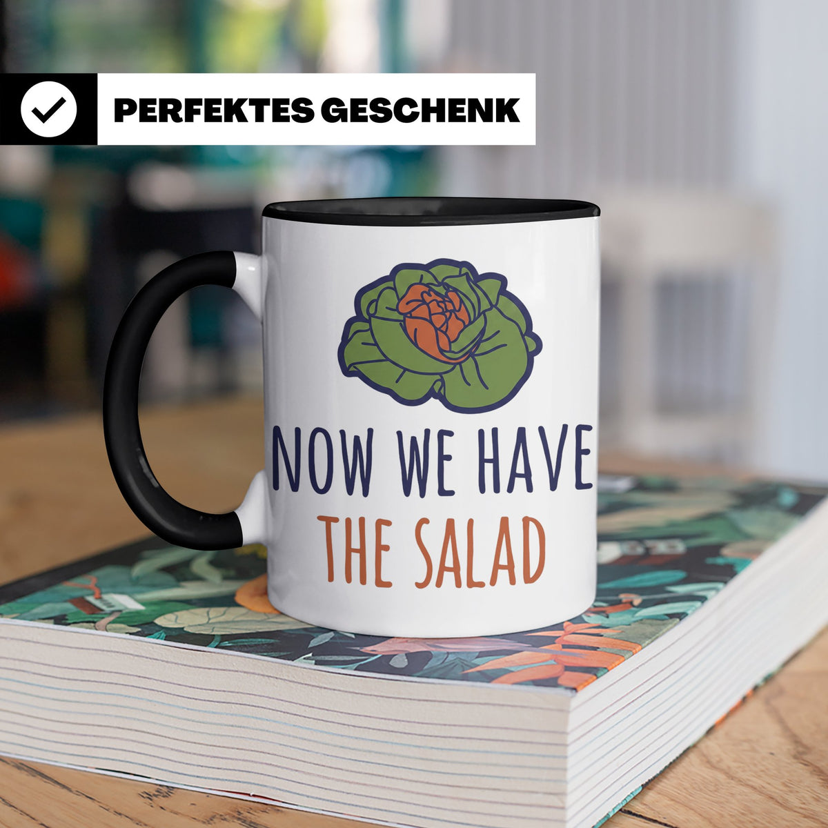 Denglish Tasse Now We Have The Salad, Spruch Da haben wir de – Schwarz [farbe:schwarz]