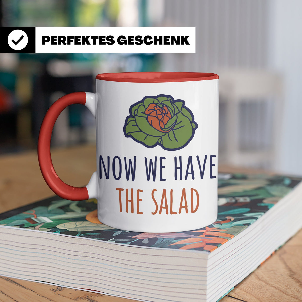 Denglish Tasse Now We Have The Salad, Spruch Da haben wir de – Rot [farbe:rot]