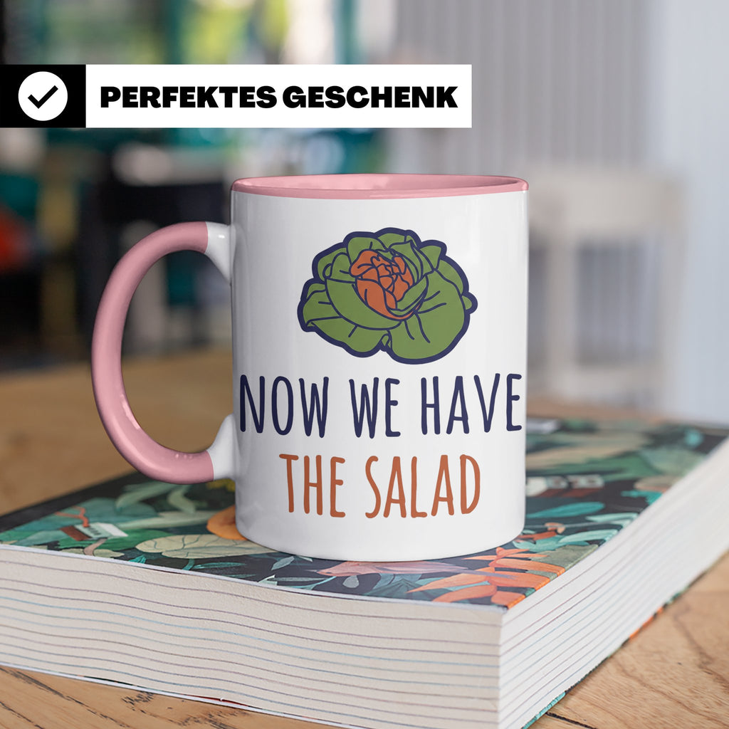 Denglish Tasse Now We Have The Salad, Spruch Da haben wir de – Rosa [farbe:rosa]