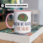 Denglish Tasse Now We Have The Salad, Spruch Da haben wir de – Rosa [farbe:rosa]