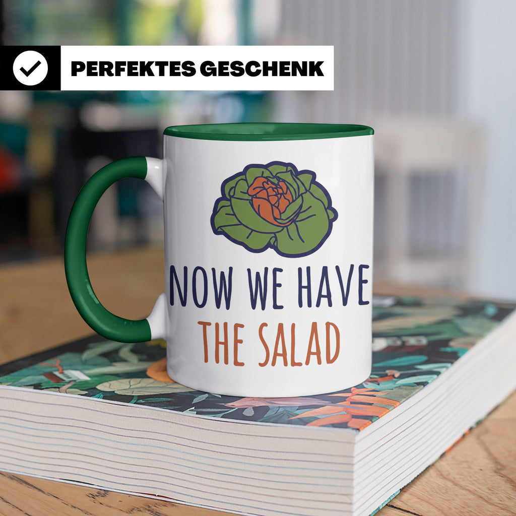 Denglish Tasse Now We Have The Salad, Spruch Da haben wir de – Grün [farbe:grün]