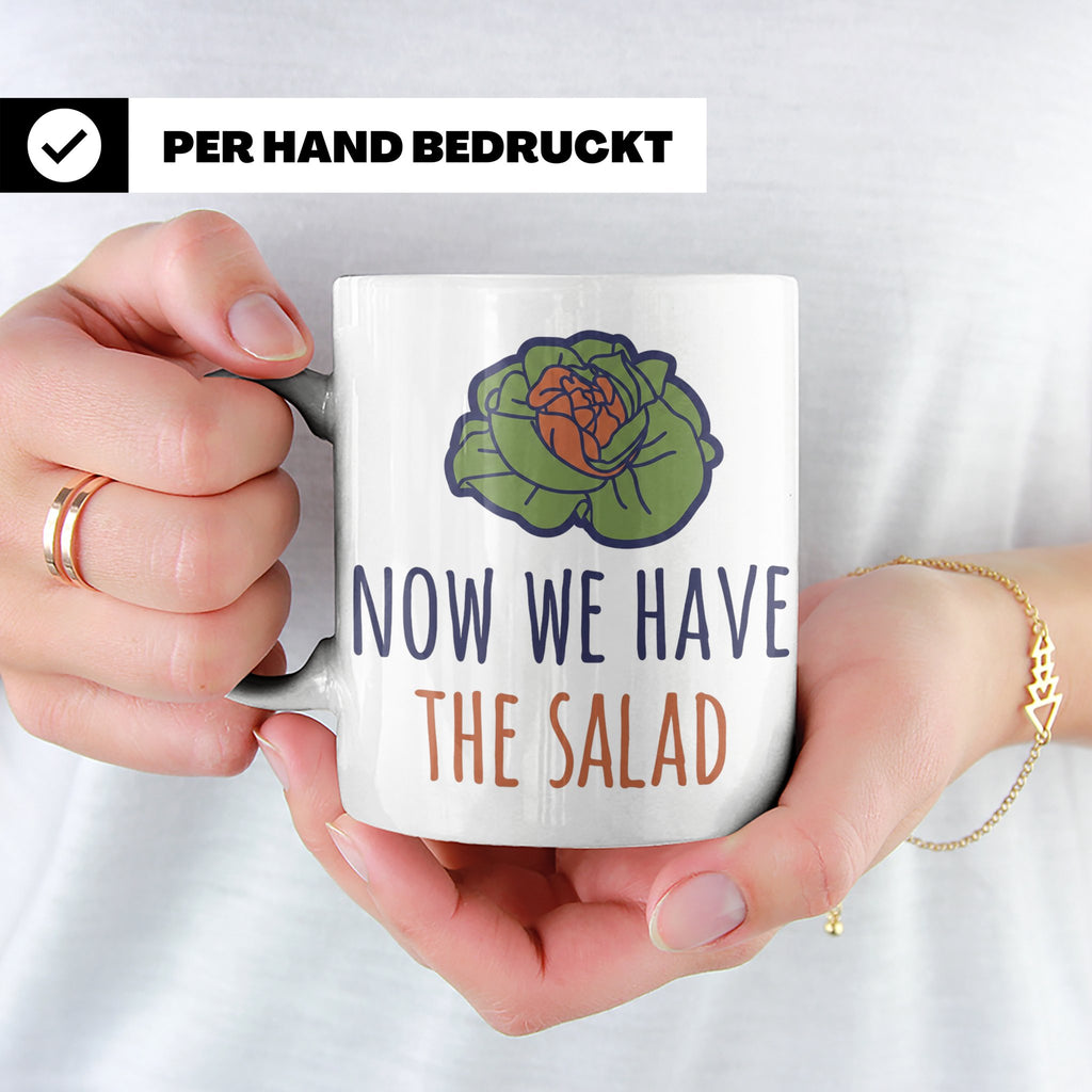 Denglish Tasse Now We Have The Salad, Spruch Da haben wir de – Weiß [farbe:weiß]