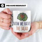 Denglish Tasse Now We Have The Salad, Spruch Da haben wir de – Weiß [farbe:weiß]