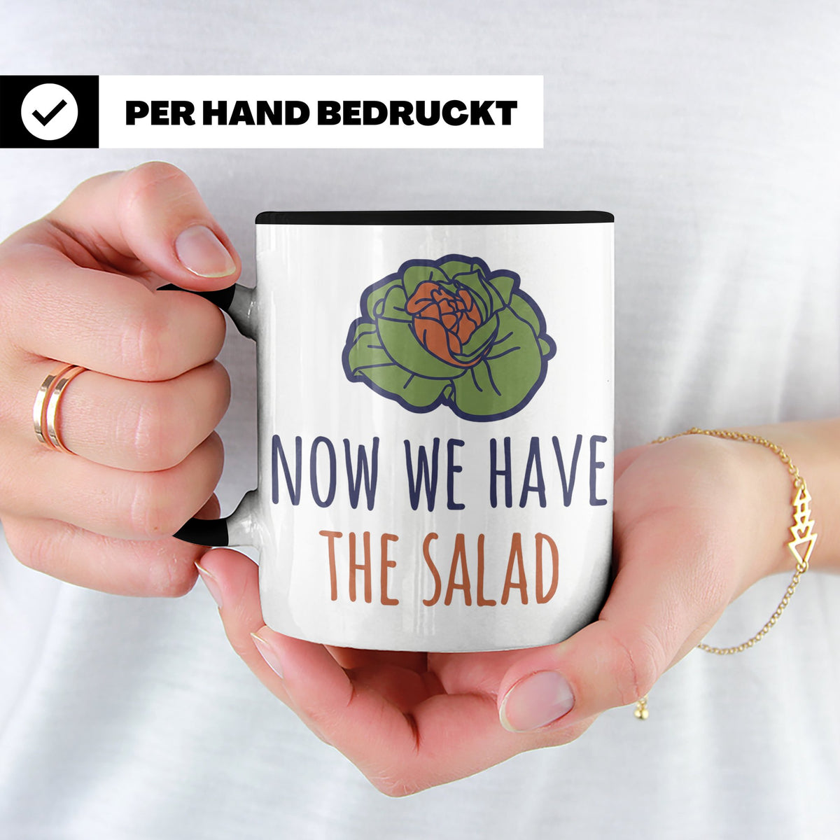 Denglish Tasse Now We Have The Salad, Spruch Da haben wir de – Schwarz [farbe:schwarz]