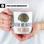 Denglish Tasse Now We Have The Salad, Spruch Da haben wir de – Rosa [farbe:rosa]