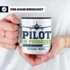 Pilot in Ausbildung Tasse lustiger Spruch Flugschüler Gesche – Schwarz [farbe:schwarz]