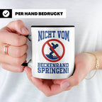 Bademeister Tasse Nicht vom Beckenrand springen lustiger Spr – Schwarz [farbe:schwarz]