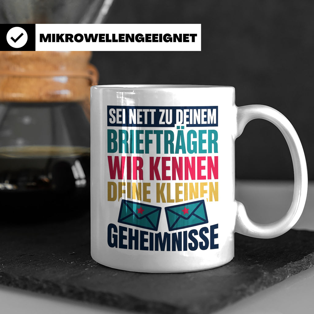 Briefträger Tasse mit Spruch "Wir kennen deine Geheimnisse"  – Weiß [farbe:weiß]