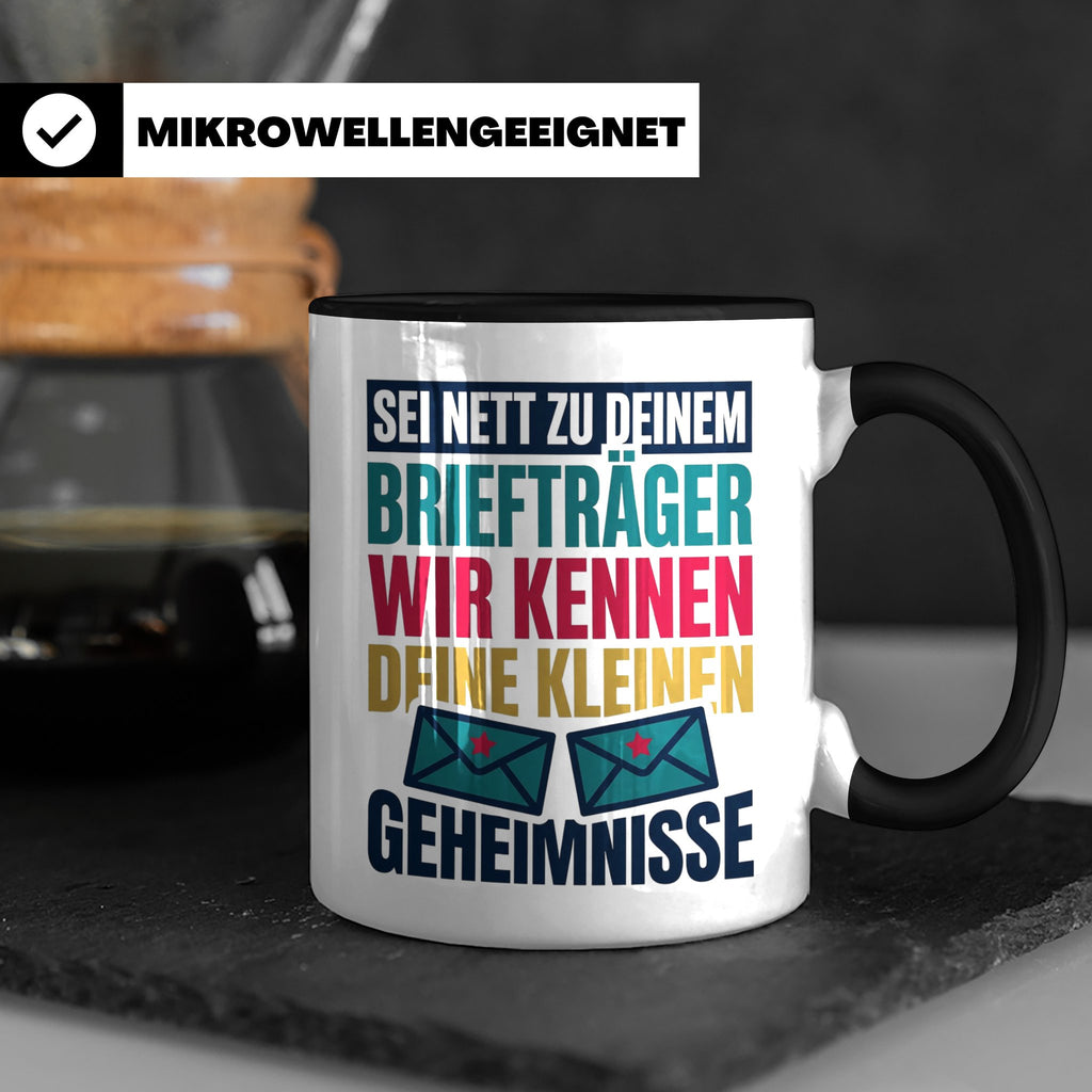 Briefträger Tasse mit Spruch "Wir kennen deine Geheimnisse"  – Schwarz [farbe:schwarz]