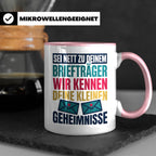 Briefträger Tasse mit Spruch "Wir kennen deine Geheimnisse"  – Rosa [farbe:rosa]