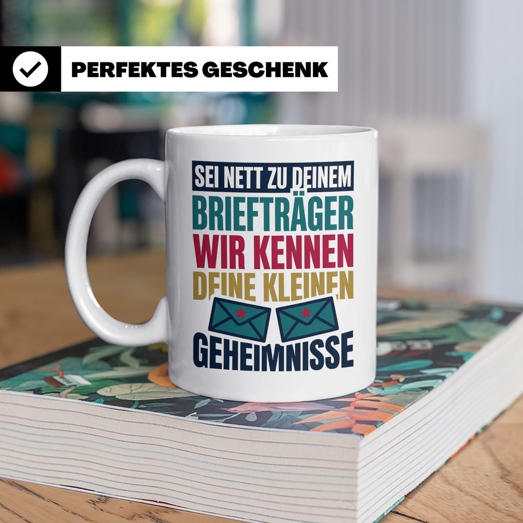 Briefträger Tasse mit Spruch "Wir kennen deine Geheimnisse"  – Weiß [farbe:weiß]