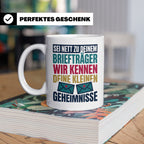 Briefträger Tasse mit Spruch "Wir kennen deine Geheimnisse"  – Weiß [farbe:weiß]