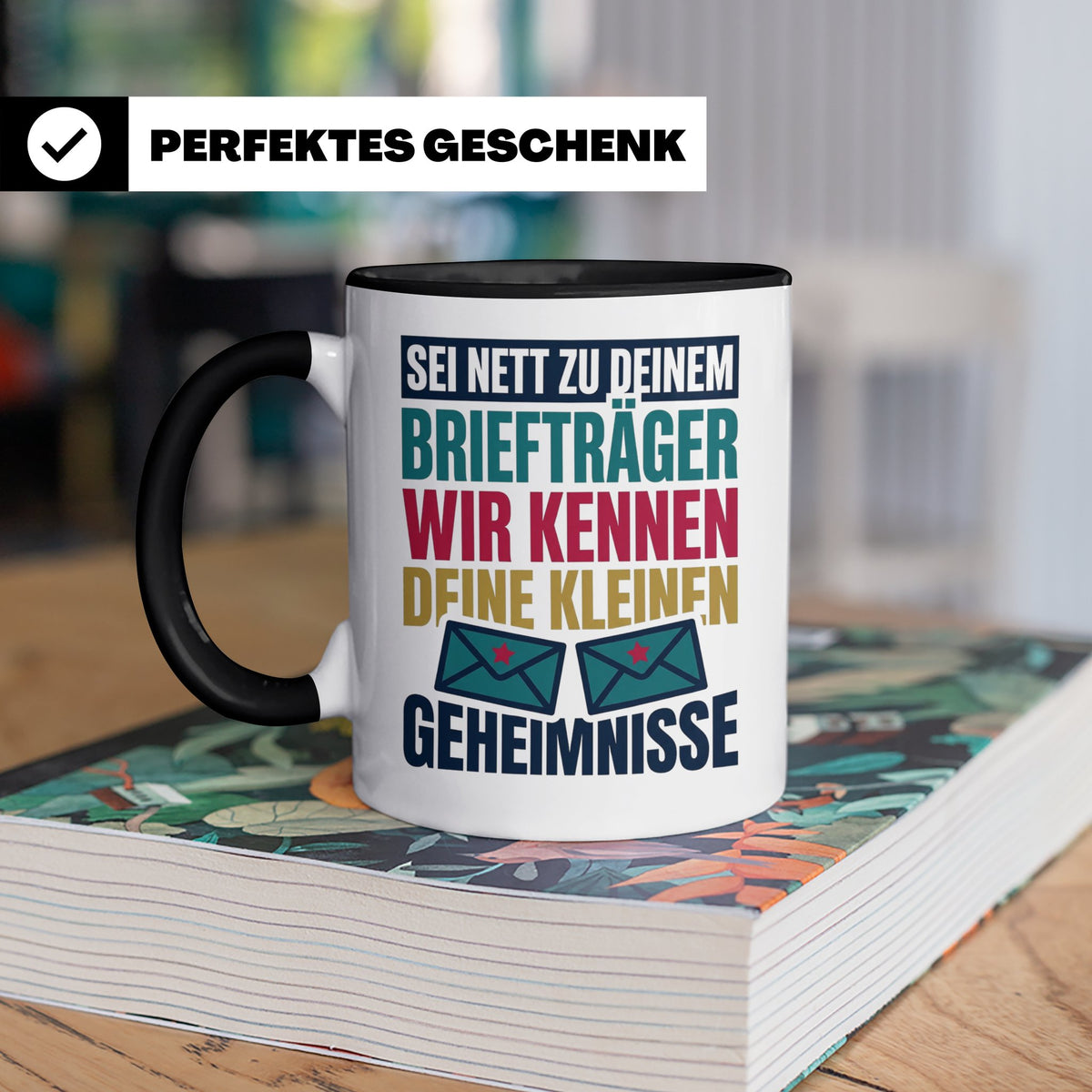 Briefträger Tasse mit Spruch "Wir kennen deine Geheimnisse"  – Schwarz [farbe:schwarz]