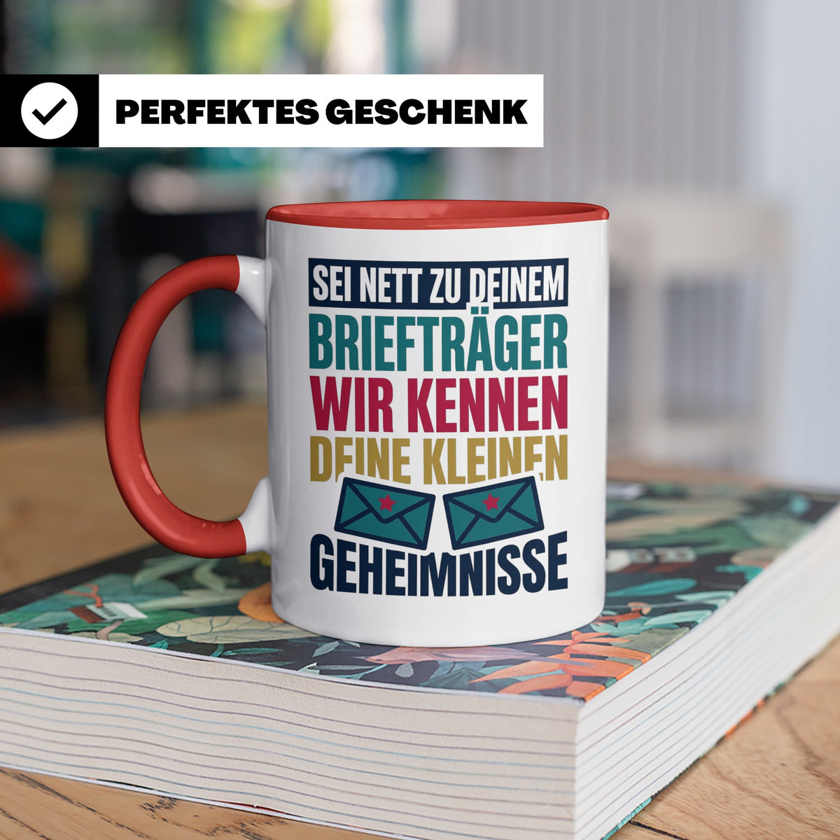 Briefträger Tasse mit Spruch "Wir kennen deine Geheimnisse"  – Rot [farbe:rot]