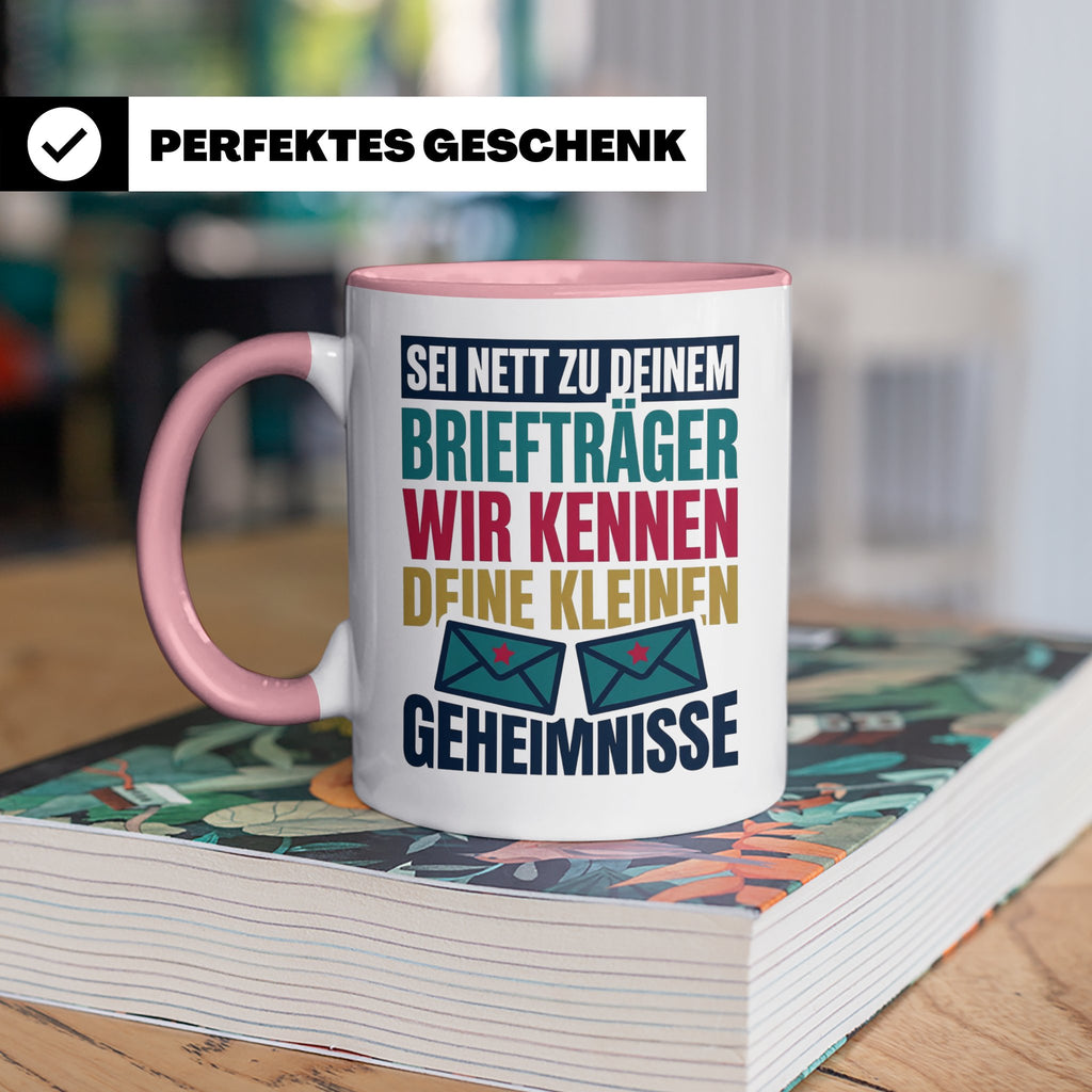 Briefträger Tasse mit Spruch "Wir kennen deine Geheimnisse"  – Rosa [farbe:rosa]