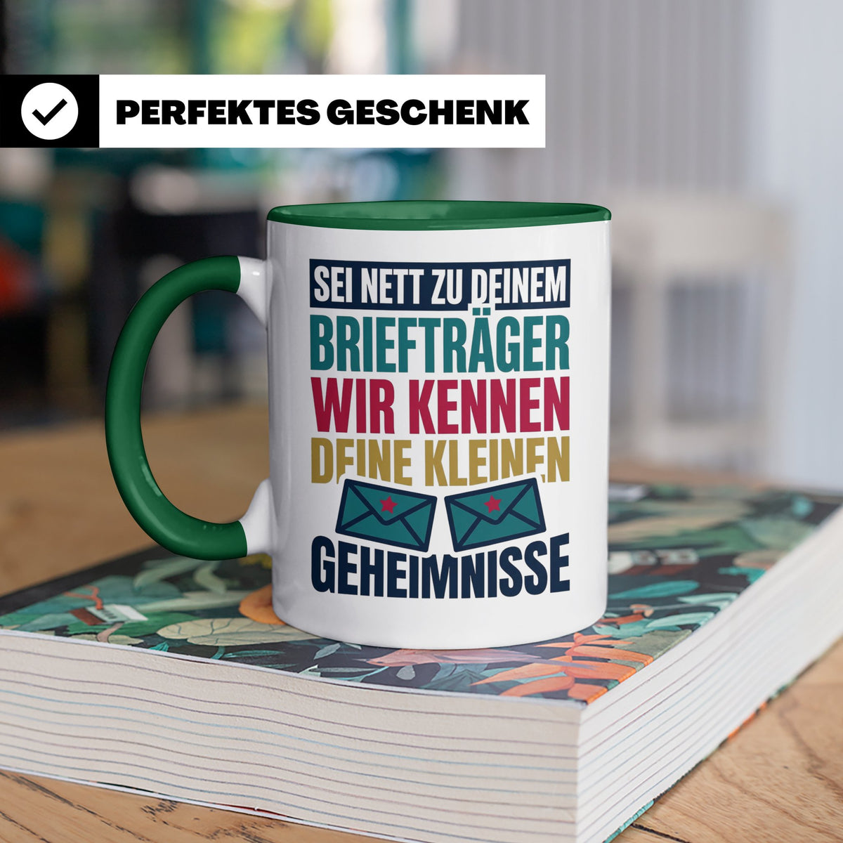 Briefträger Tasse mit Spruch "Wir kennen deine Geheimnisse"  – Grün [farbe:grün]