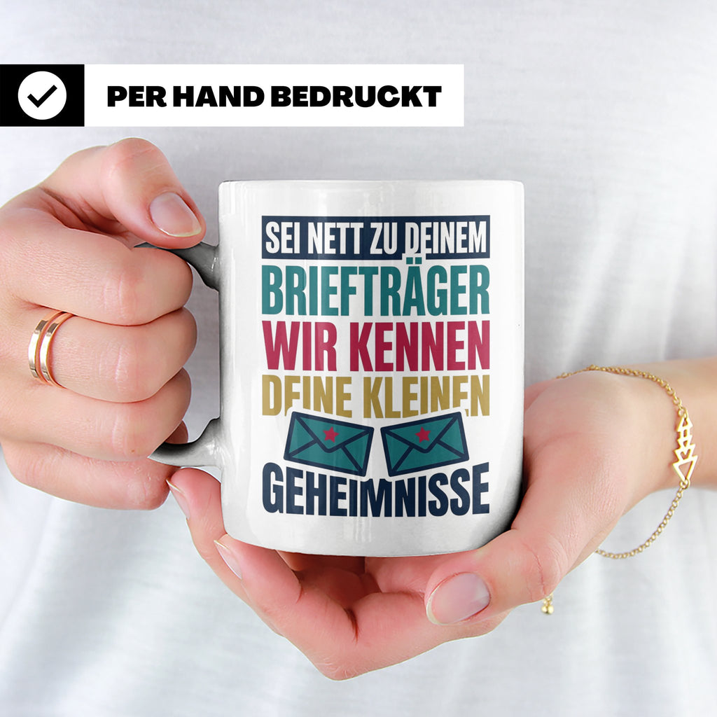 Briefträger Tasse mit Spruch "Wir kennen deine Geheimnisse"  – Weiß [farbe:weiß]