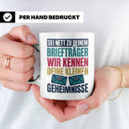 Briefträger Tasse mit Spruch "Wir kennen deine Geheimnisse"  – Weiß [farbe:weiß]