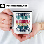 Briefträger Tasse mit Spruch "Wir kennen deine Geheimnisse"  – Schwarz [farbe:schwarz]
