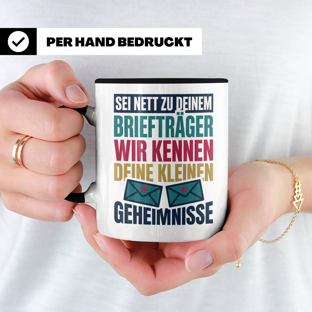 Briefträger Tasse mit Spruch "Wir kennen deine Geheimnisse"  – Schwarz [farbe:schwarz]