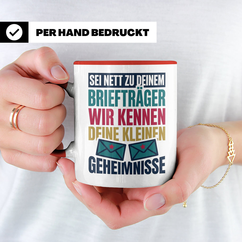Briefträger Tasse mit Spruch "Wir kennen deine Geheimnisse"  – Rot [farbe:rot]