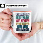 Briefträger Tasse mit Spruch "Wir kennen deine Geheimnisse"  – Rot [farbe:rot]