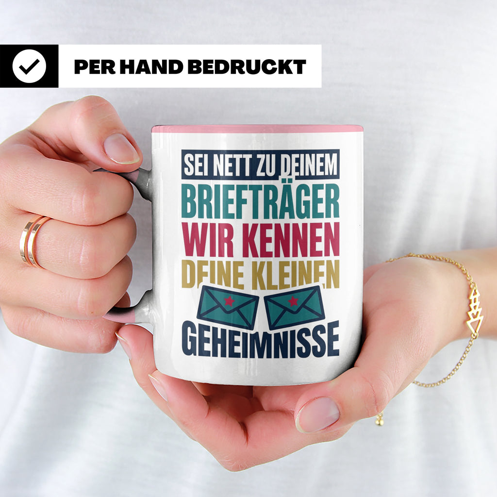 Briefträger Tasse mit Spruch "Wir kennen deine Geheimnisse"  – Rosa [farbe:rosa]