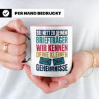 Briefträger Tasse mit Spruch "Wir kennen deine Geheimnisse"  – Rosa [farbe:rosa]