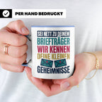 Briefträger Tasse mit Spruch "Wir kennen deine Geheimnisse"  – Blau [farbe:blau]