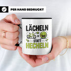 E-Bike Tasse: Lächeln statt Hecheln! Fahrradfahrer Geschenki – Schwarz [farbe:schwarz]