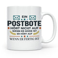 Postbote Tasse mit Spruch "Hört nicht auf wenn er müde ist"  – Weiß [farbe:weiß]