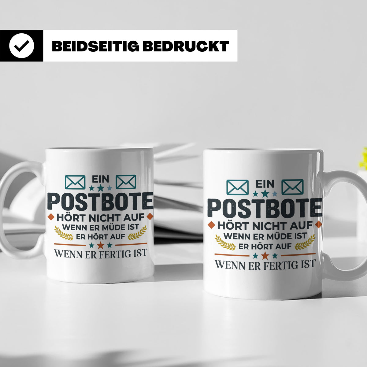 Postbote Tasse mit Spruch "Hört nicht auf wenn er müde ist"  – Weiß [farbe:weiß]