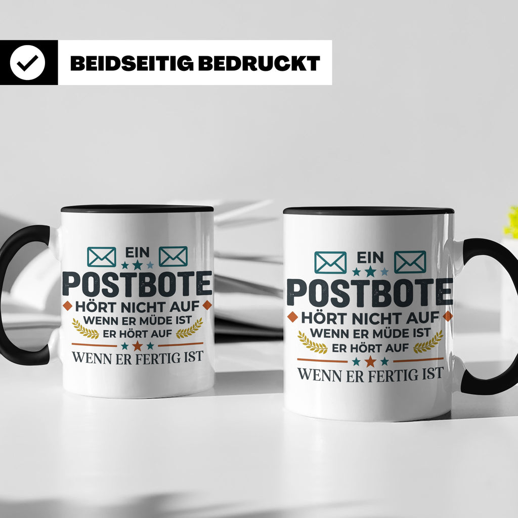 Postbote Tasse mit Spruch "Hört nicht auf wenn er müde ist"  – Schwarz [farbe:schwarz]