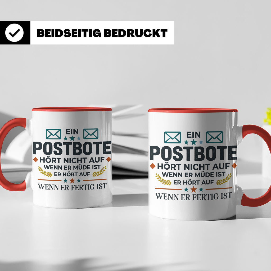 Postbote Tasse mit Spruch "Hört nicht auf wenn er müde ist"  – Rot [farbe:rot]
