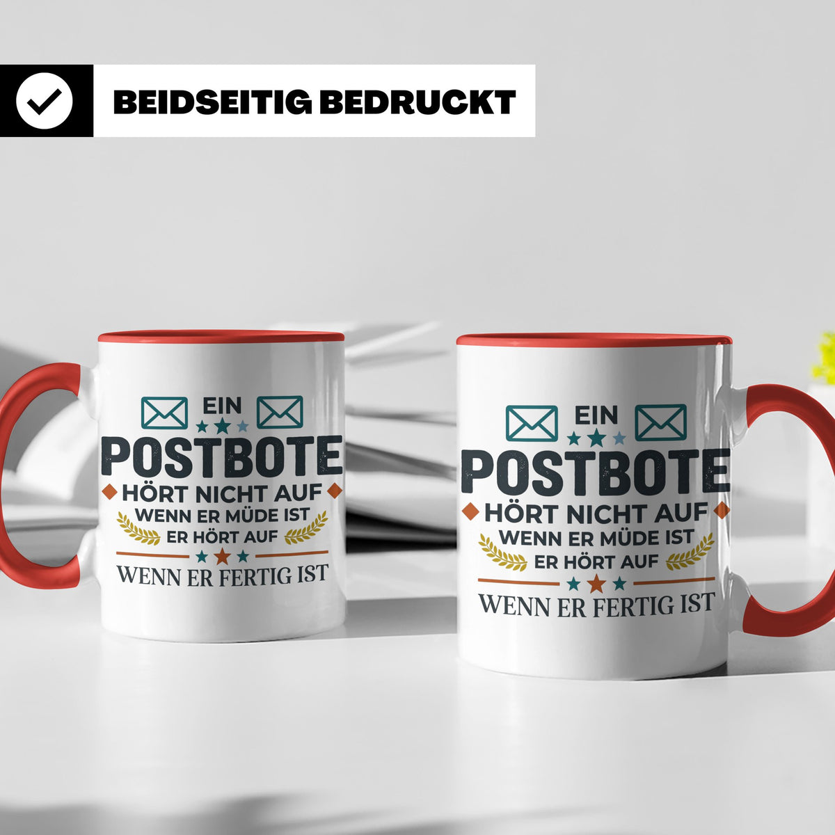 Postbote Tasse mit Spruch "Hört nicht auf wenn er müde ist"  – Rot [farbe:rot]