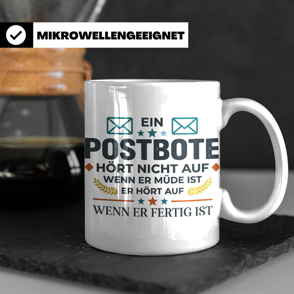 Postbote Tasse mit Spruch "Hört nicht auf wenn er müde ist"  – Weiß [farbe:weiß]