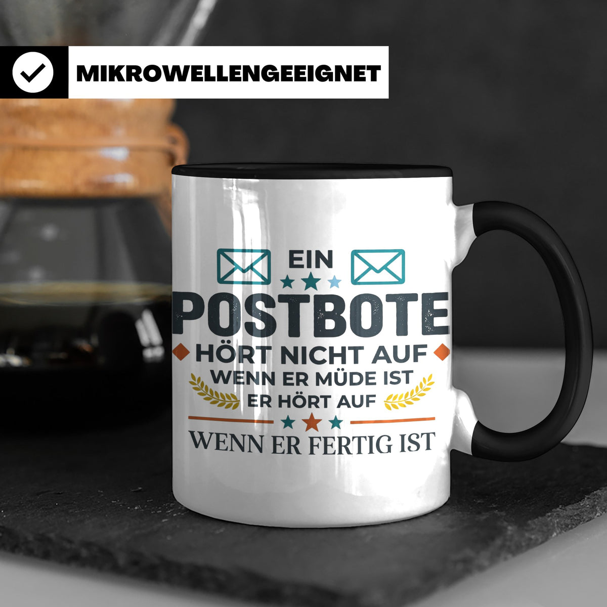 Postbote Tasse mit Spruch "Hört nicht auf wenn er müde ist"  – Schwarz [farbe:schwarz]